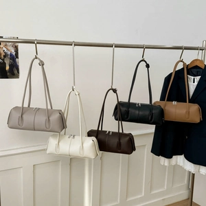 Minimalist large-capacity vintage tote bags in five classic colors on display