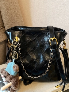 Sac Seau pour Femme en Cuir PU Matelassé Minimaliste Urbain avec Bandoulière Chaîne Grande Capacité avec Pendentif Ours