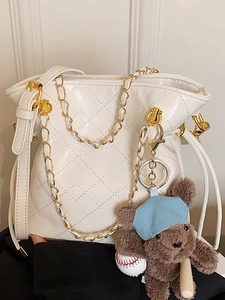 Sac seau matelassé blanc avec chaîne dorée et petit ours en peluche marron