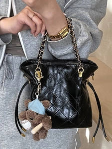 Sac seau matelassé en cuir noir avec bandoulière chaîne et pendentif ours mignon