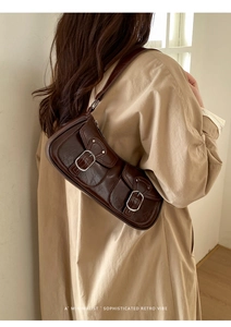 Dettaglio della borsa vintage in pelle PU caffè scuro con trama cerata e tasche