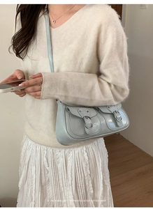 Dettaglio della borsa retrò celeste in ecopelle con doppie tasche e fibbie in metallo