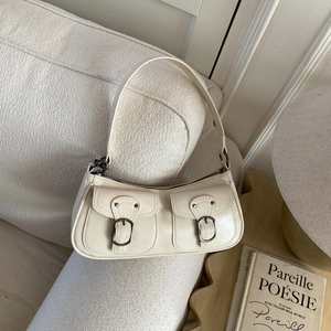 Vista dettagliata della borsa hobo crema con fibbie vintage e trama in ecopelle cerata