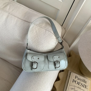 Vista dettagliata della borsa sottobraccio in pelle PU verde menta con tasche retrò e fibbie argento