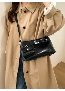 Dettaglio della borsa vintage nera con chiusura a rotazione argento e mini pochette