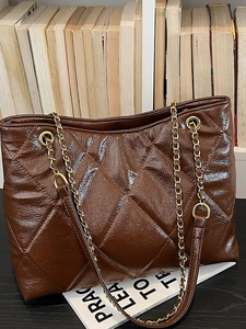 Sac fourre-tout matelassé marron foncé brillant avec chaîne dorée pour femme, style 2026