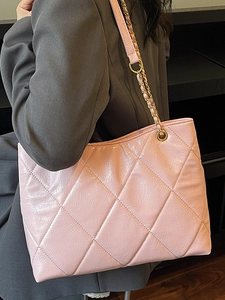 Sac fourre-tout matelassé rose avec finition brillante et chaînes dorées
