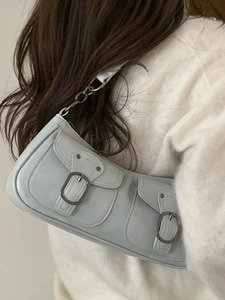Borsa a spalla Y2K grigio chiaro minimalista con doppie tasche e tracolla a catena metallica