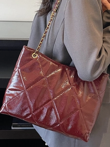 Sac fourre-tout matelassé en cuir verni bordeaux avec chaîne dorée pour femme