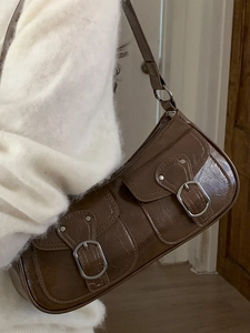 Borsa a spalla vintage marrone in ecopelle lucida con dettaglio fibbia in metallo