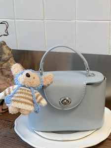 Sac Bandoulière en Cuir PU pour Femmes Petit Sac Carré Rétro avec Poignée Fermoir en Métal et Pendentif Ours Mignon