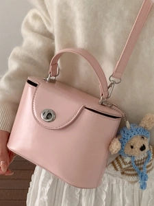 Sac à main boîte rose minimaliste avec serrure en métal et breloque ours mignon