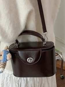 Sac bandoulière marron foncé en forme de boîte avec fermoir anneau argent et ours
