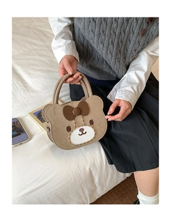 Detail der süßen braunen Bären-Handtasche mit Plüschmaterial und Stickerei-Schleife