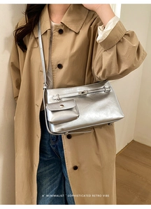 Elegante borsa tote argento con portamonete rimovibile indossata da una modella
