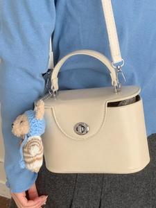 Sac à bandoulière en cuir blanc crème chic avec fermoir argenté et charm ours