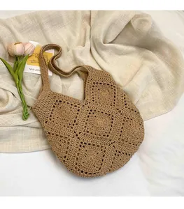 Détail du sac à bandoulière en crochet fait main en corde de coton kaki avec carrés granny