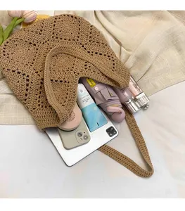 Vue de dessus du sac cabas en crochet marron montrant un grand espace de rangement