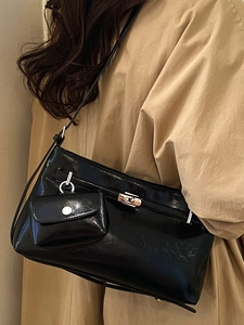 Borsa tote nera lucida in pelle sintetica con chiusura metallica e mini pochette inclusa