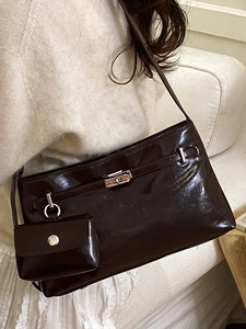 Borsa tote vintage in pelle lucida caffè scuro con chiusura in metallo