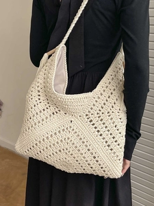 Schicke beige Häkel-Einkaufstasche mit hohlem Rautenmuster und Fransen-Quasten-Detail