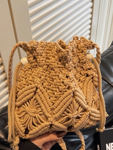 Hand Woven Straw Bucket Bag For Women Fashion Crossbody Shoulder Bag Bohemian Beach Vacation Handbag With Magnetic Buckle