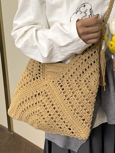 Handgewebte khakifarbene Häkeltasche mit Quasten und hohlem Wellenmuster für Damen