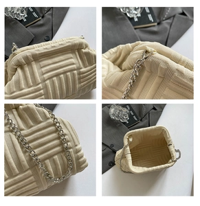 Vistas detalladas del bolso de punto beige con textura tejida y cadena plateada