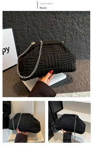 Gros plan sur un sac à main noir tressé et matelassé avec une bandoulière chaîne