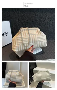 Vue détaillée du sac matelassé blanc cassé avec une bandoulière en chaîne argentée