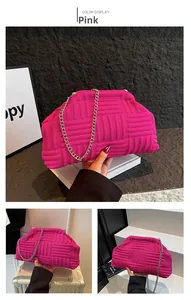 Détails d'un sac à main rose vif avec texture tissée et fine bandoulière chaîne