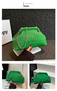 Détail de la pochette nuage matelassée verte avec chaîne en métal argenté et fermoir