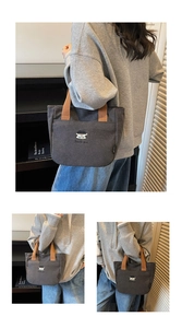 Détail du sac cabas en toile gris foncé avec broderie et logo latéral de haute qualité