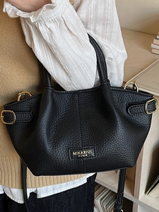 Sac seau noir en cuir grainé avec détails dorés et logo pour un look quotidien chic
