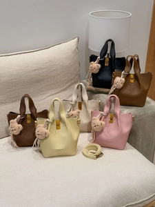 Détails de sacs seaux multicolores en cuir grainé avec de jolis charms d'ours