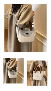 Détail du sac à main en toile avec broderie élégante et poignées marron de style épuré