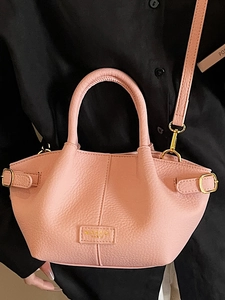 Sac seau en cuir grainé rose avec poignée supérieure et boucles dorées pour femme