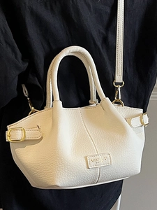 Sac seau blanc minimaliste à motif litchi avec sangles réglables et détails dorés chics