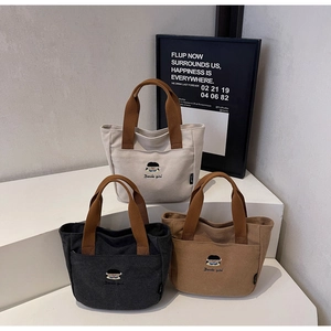 Détail de sacs en toile minimalistes avec broderie de dessin animé et texture épaisse
