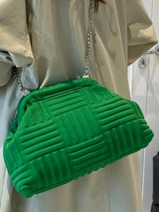 Sac à main matelassé vert vif avec chaîne argentée pour un style décontracté et moderne