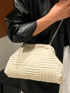 Sac nuage matelassé crème avec chaîne métallique pour un porté épaule chic au quotidien