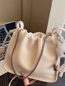 Sacoche Fashion pour Femme en Cuir PU Souple Design Nuage Foncé Urbain Simple Sac à Bandoulière Plissé Avec Pendentif Chaîne Argentée