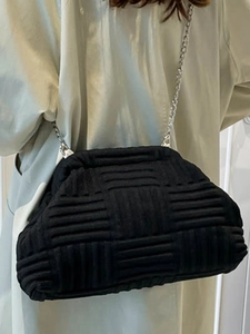 Sac à bandoulière tressé noir avec chaîne argentée pour un style décontracté