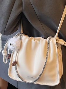 Sac nuage plissé blanc crème avec chaîne argentée et charmant pendentif monstre en peluche