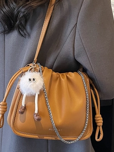 Sac sous le bras nuage camel avec chaîne argentée et pendentif peluche doux