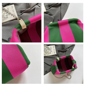 Dettaglio della borsa a conchiglia in maglia con catena argento e strisce rosa e verdi