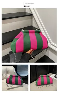Dettaglio borsa a conchiglia in maglia a righe verdi e rosa con catena argento