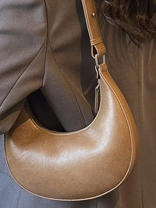French style vintage hobo shoulder bag in caramel grained leather with silver hardware