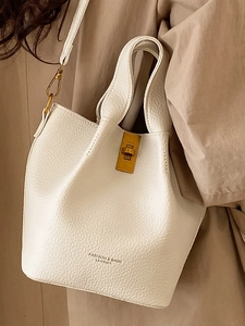 Sac seau blanc en cuir avec motif litchi, fermoir doré rétro et bandoulière fine