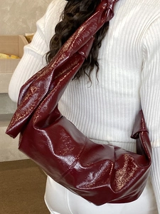 Deep red patent leather pleated tote bag with large capacity for urban daily commuting